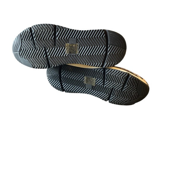 Oasis Society Size 8 Sneakers Like New - Picture 7 of 7